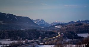 Autobrücke über den Sylvensteinsee, im Hintergrund die Alpen – Fotofeeling/Getty Images &copy; (Bing Germany)