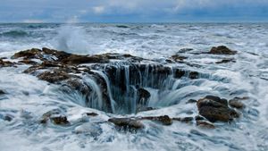 Thor\'s Well at Cape Perpetua on the Oregon coast, USA (© Cavan Images/Offset by Shutterstock)(Bing Australia)