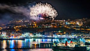 Fireworks at the end of the winter festival in Oban, Argyll and Bute (© Nick Edgington/Bav Media/Shutterstock)(Bing United Kingdom)