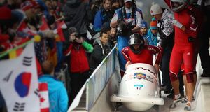 北京时间2月28日上午结束的有舵雪橇男子四人赛，拉脱维亚一队向观众挥手致意 -- Richard Heathcote/Getty Images &copy; (Bing China)