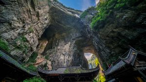 Tre Ponti Naturali, Parco Geologico Nazionale del Carso di Wulong, Cina (© Pav-Pro Photography Ltd/Shutterstock)(Bing Italia)