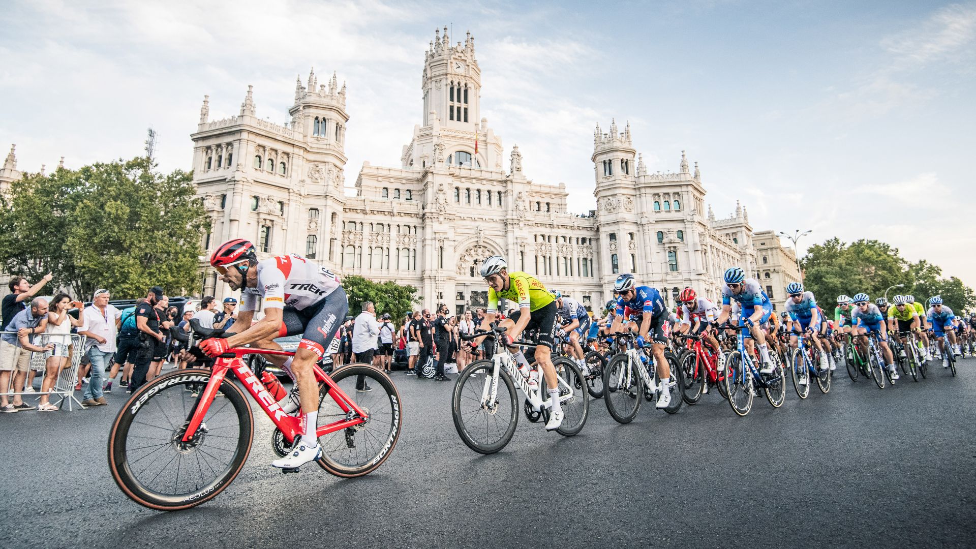 Vista general del pelotón durante la 77ª Vuelta a España 2022, Etapa 21, Palacio de Cibeles, Madrid, España