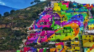 墨西哥伊达尔戈州，拉斯帕尔马斯邻近，帕丘卡小镇的巨型壁画 (© Omar Torres/Getty Images)(Bing China)