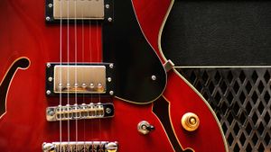 Guitare Aria de style Gibson 335 (© Claude Thibault/Alamy)(Bing France)