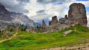 ドロミーティのチンクェトッリ, イタリア (© usabin/Getty Images)(Bing Japan)