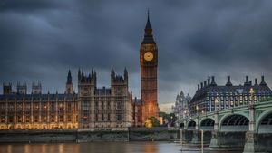 Houses of Parliament on a cloudy evening in London (© chbaum/Shutterstock)(Bing United Kingdom)