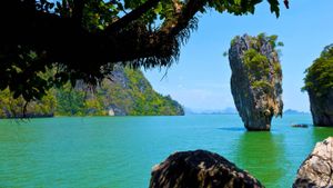 James Bond Island, Phang Nga Bay, Thailand, Asia (© Juan Carlos Muñoz/Age Fotostock)(Bing United Kingdom)