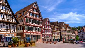 Historische Fachwerkhäuser am Marktplatz, Calw, Baden-Württemberg (© imageBROKER/Getty Images)(Bing Deutschland)