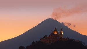 普埃布拉天主堂和波波卡特佩特火山，普埃布拉，墨西哥 (© Radius Images/Shutterstock)(Bing China)