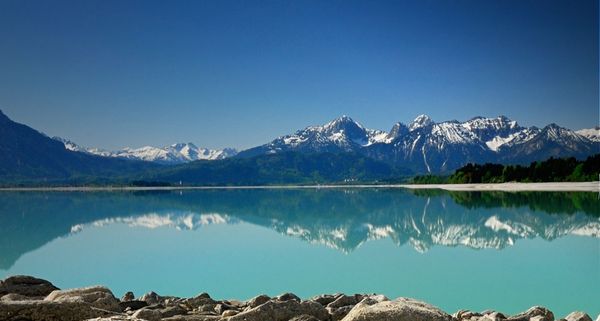 Die Allgäuer Alpen spiegeln sich im Forggensee