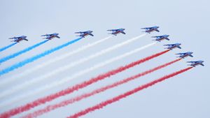 La Patrouille de France lors du défilé du 14 juillet 2014 sur les Champs-Élysées (© Xinhua/Alamy Stock Photo)(Bing France)