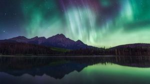 Northern lights over Patricia Lake in Jasper National Park, Alberta (© Daniel Viñé Garcia/Getty Images)(Bing Canada)