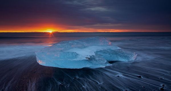 Sunrise on the beach at Jökulsárlón in Iceland