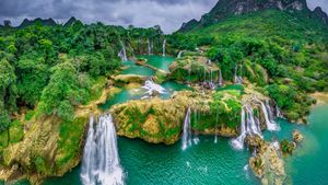 Bản-Giốc-Detian-Wasserfälle am Quây Sơn Fluss, Vietnam (© Shane P. White/Minden Pictures)(Bing Deutschland)