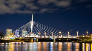 The Esplanade Riel Bridge in downtown Winnipeg (© Design Pics Inc/Alamy Stock Photo)(Bing Canada)