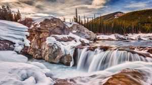 Long exposure of Elbow Falls, Kananaskis, Alberta, Canada (© Scott Bennie/Shutterstock)(Bing Canada)