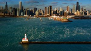 Phare du port de Chicago dans le lac Michigan, États-Unis (© Tim Klein/Gallery Stock)(Bing France)