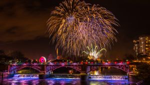 Guy Fawkes Night fireworks at Glasgow Green, Scotland (© mountaintreks/Shutterstock)(Bing United Kingdom)