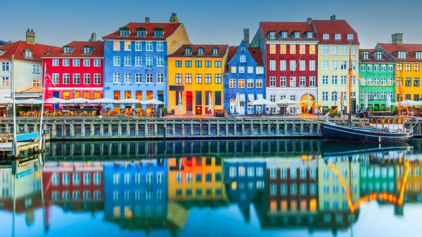 Case colorate lungo il Canale di Nyhavn, Copenaghen, Danimarca