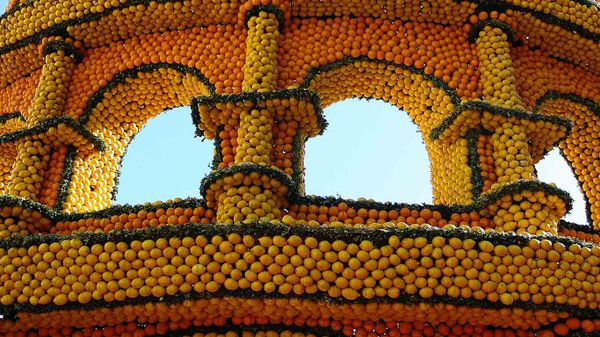 Sculpture en citrons et oranges pendant la parade de la Fête du citron de Menton