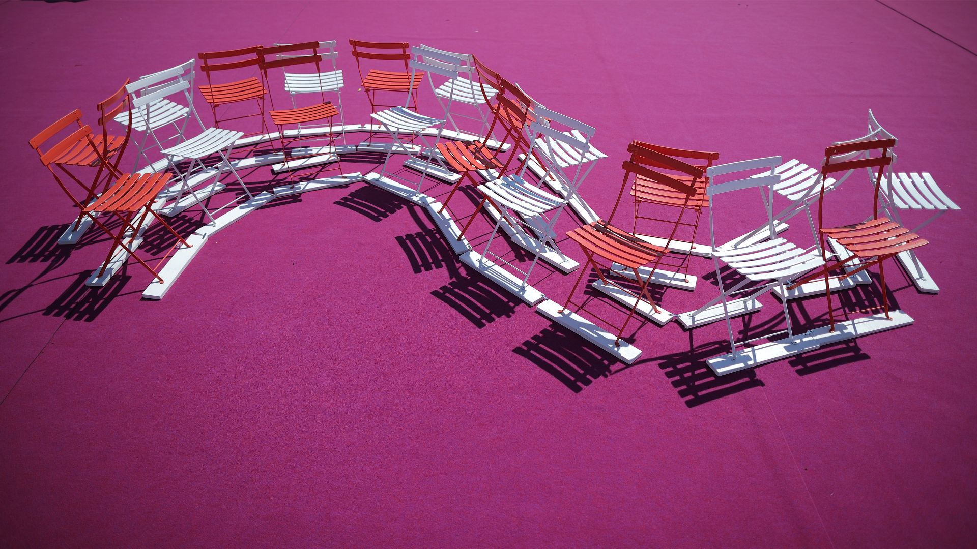 Des chaises attendent l'arrivée des célébrités et des cinéphiles au Festival de Cannes