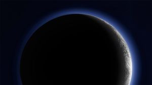 ｢三日月に輝く冥王星｣NASA, ニュー・ホライズンズ  (© NASA/JHUAPL/SWRI/Science Photo Library)(Bing Japan)