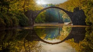 Kromlau小镇上杜鹃园里的魔鬼桥，德国萨克森州 (© Fotoatelier Berlin/Getty Images)(Bing China)