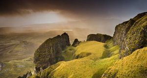 ｢クイアイング山｣イギリス, スコットランド, スカイ島 -- Derek Croucher/Getty Images &copy; (Bing Japan)