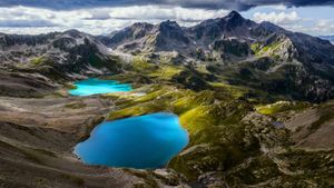 シルブレッタアルプスと湖, スイス (© Florin Baumann/Getty Images)(Bing Japan)