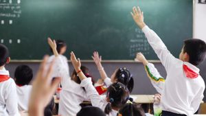 上海的课堂，学生们积极举手回答问题 (© Justin Guariglia/National Geographic/ Getty Images)(Bing China)