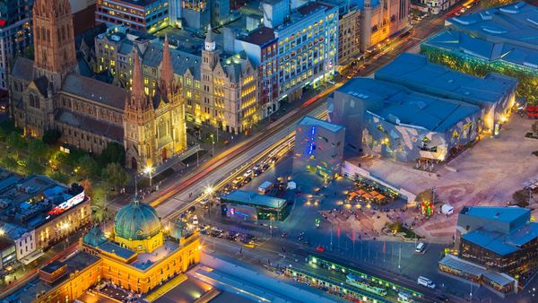 Federation Square, Flinders Street Station, trams and St-Paul\'s Cathedral, Melbourne