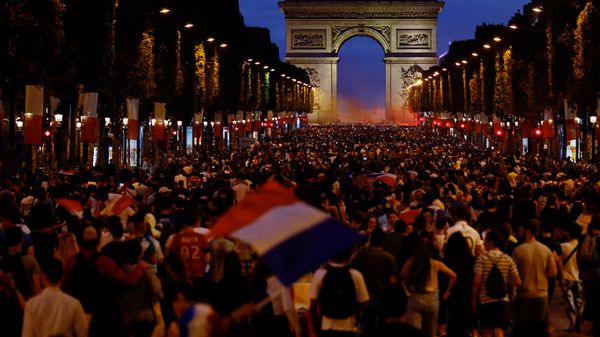 Une foule en liesse après la Victoire des Bleus face à la Belgique en demi-finale de la Coupe du monde, Champs-Élysées, France