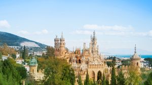 Castillo de Colomares en Benalmádena, Málaga, Andalucía, España (© VictoriaSh/Shutterstock)(Bing España)