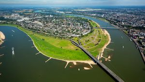 Luftbild des Düsseldorfer Stadtteils Oberkassel mit Rheinkniebrücke und Oberkasseler Brücke, Nordrhein-Westfalen (© Hans Blossey/Alamy Stock Photo)(Bing Deutschland)
