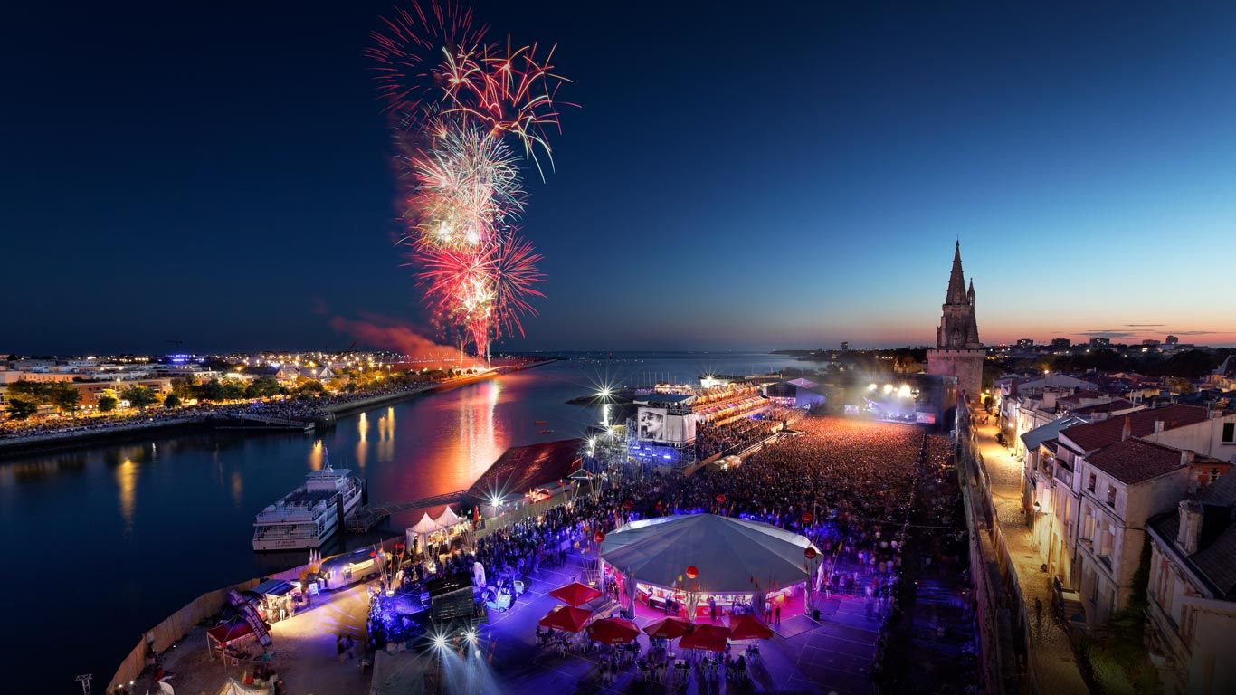 Photo prise depuis la tour de la Chaîne le 14 Juillet, avec vue sur les Francofolies et le feu d’artifice, La Rochelle, Poitou-Charentes