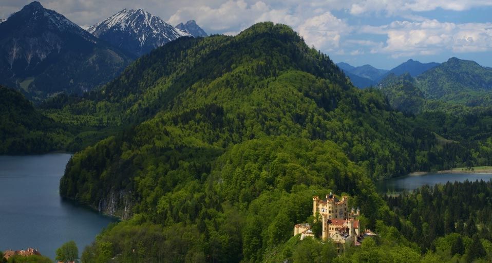 Blick auf das Schloss Hohenschwangau und den Alpsee in Bayern