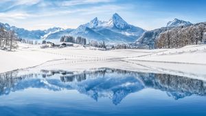 Berge, die sich in einem kristallklaren Bergsee spiegeln, Alpen Deutschland (© JFL Photography/Adobe Stock)(Bing Deutschland)