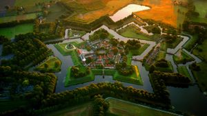 Fort Bourtange, Netherlands (© Amos Chapple/Rex Features)(Bing United Kingdom)