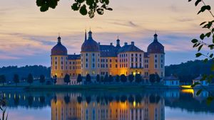 Schloss Moritzburg bei Dresden, Sachsen (© Hans-Peter Szyszka/Huber/eStock Photo)(Bing Deutschland)