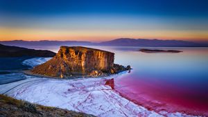 乌鲁米耶湖中的岩层，伊朗 (© Ali/Adobe Stock)(Bing China)