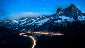 华盛顿州北瀑布景区公路，国家干线20号段上的路灯 (© Ethan Welty/Tandem Stock)(Bing China)