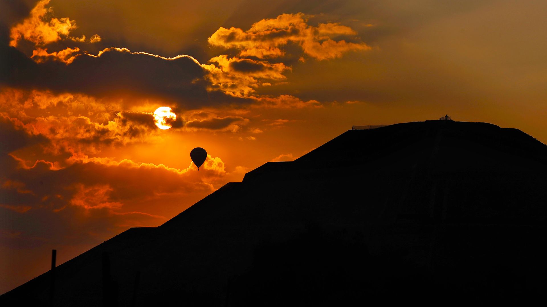 Une montgolfière survolant la pyramide du Soleil à l’aube, Teotihuacan, Mexique