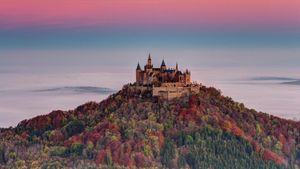 Blick vom Zeller Horn auf die Burg Hohenzollern, Baden-Württemberg (© imageBROKER/Alamy Stock Photo)(Bing Deutschland)