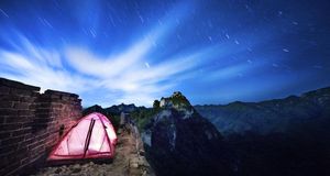 夜间的长城与帐篷，高感光度8分钟曝光降噪 (© Andrejs Zemdega/Vetta/Getty Images) &copy; (Bing China)