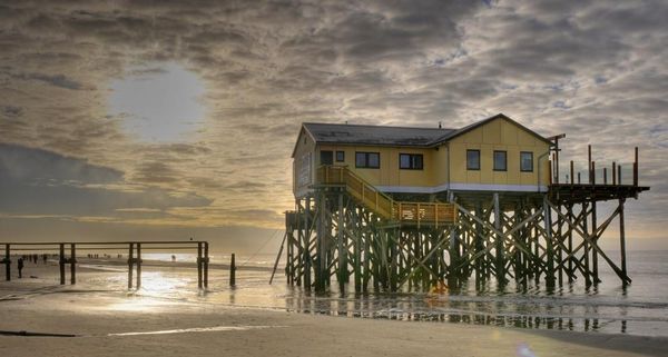 Strandcafe in St. Peter Ording bei Sonnenuntergang