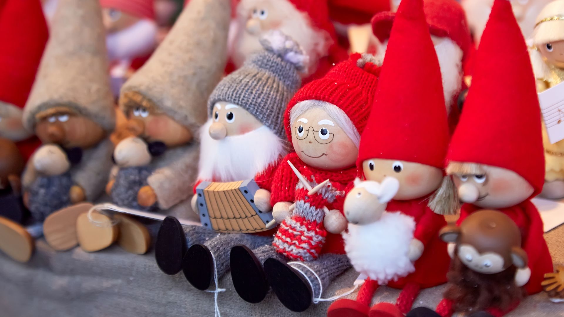 Gnomi fatti a mano in un mercatino di Natale