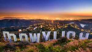 The Hollywood sign overlooking Los Angeles, California (© Sean Pavone/Shutterstock)(Bing Australia)