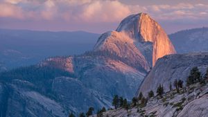 Half Dome, Parque Nacional de Yosemite, California, EE. UU. (© Adam Burton/Alamy)(Bing España)