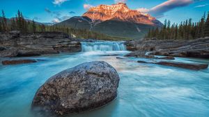 フライアット山とアサバスカ滝, カナダ (© Robert Postma/Getty Images)(Bing Japan)