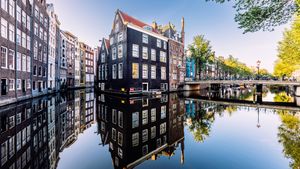 Armbrug bridge, Amsterdam, Netherlands (© Alexander Spatari/Getty Images)(Bing United Kingdom)